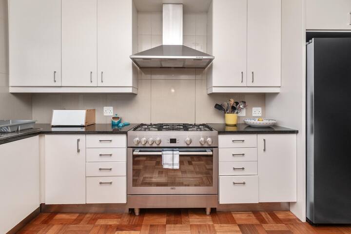 Vredehoek Home with Pool & Table Mountain Views gallery image 4