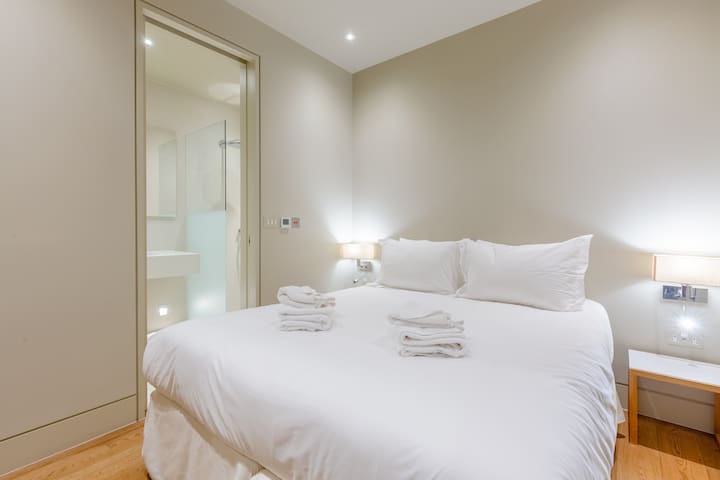 Sublime 4BD House behind V&A, South Kensington gallery image 2