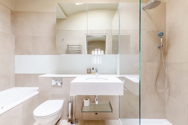 Sublime 4BD House behind V&A, South Kensington gallery image 5