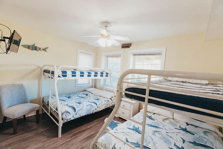 NH355: Coastal Distancing | LL Bedroom 1 - Pyramid Bunk and Bunk Bed