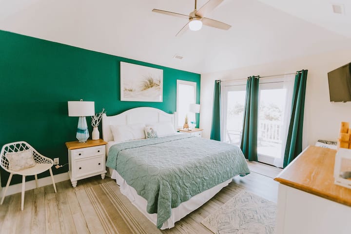 NH355: Vzdialenosť od pobrežia | TL Bedroom 7 - King, Private Bath, Deck Access