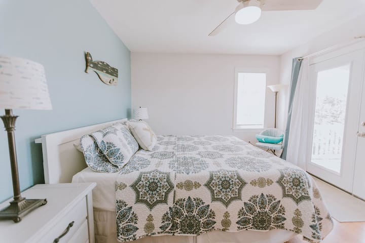 NH355: Vzdialenosť od pobrežia | ML Spálňa so 4 manželskými posteľami King, vlastná kúpeľňa, prístup na terasu