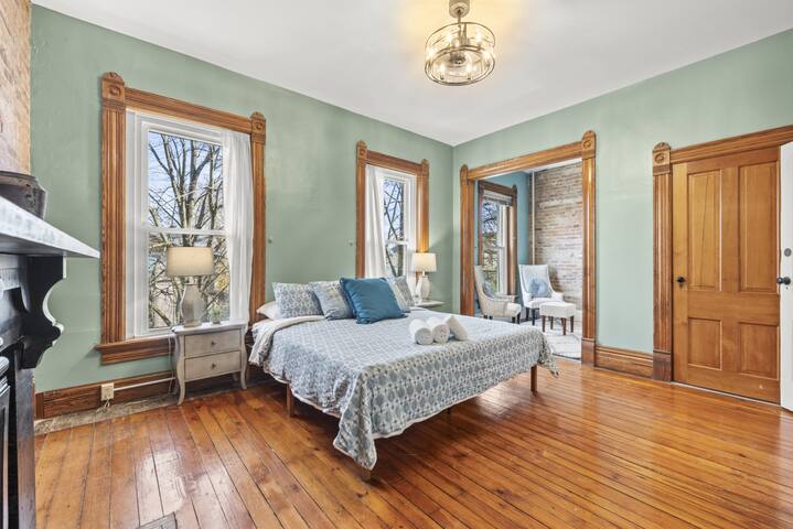 Hot Tub Hideaway w/ Crib Downtown Cbus gallery image 5