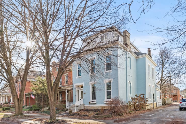 Hot Tub Hideaway w/ Crib Downtown Cbus