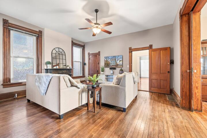 Hot Tub Hideaway w/ Crib Downtown Cbus gallery image 2