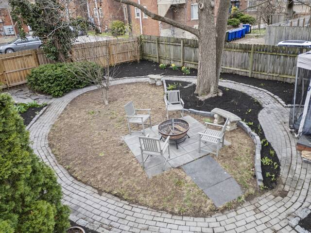 Hot Tub Hideaway w/ Crib Downtown Cbus gallery image 4