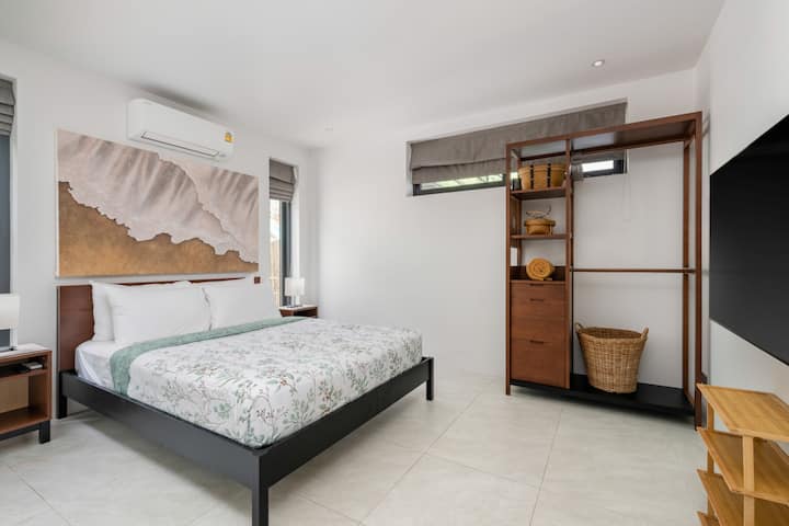 Despiértate con comodidad y entra en tu baño privado, con un diseño impecable para disfrutar de una estancia tranquila.