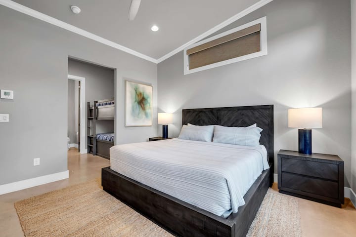 Chumba cha 2 cha kulala: Kitanda cha kifalme na kitanda 1 cha ghorofa mbili 