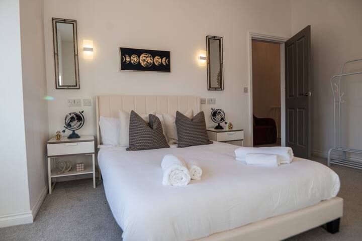 Manchester – 4 Beds – Sleeps 7 – Street Parking gallery image 2