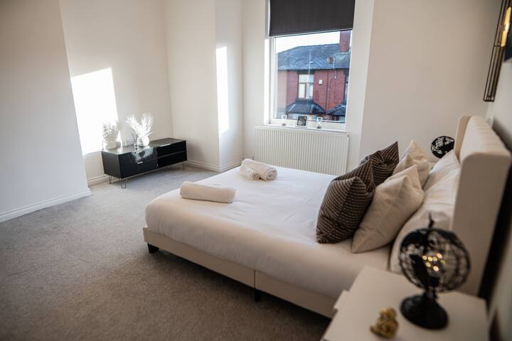 Manchester – 4 Beds – Sleeps 7 – Street Parking gallery image 4