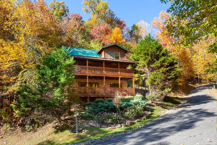 Rustic Cabin W/ Hot Tub, Pool Table & Arcade Game - Gatlinburg, TN