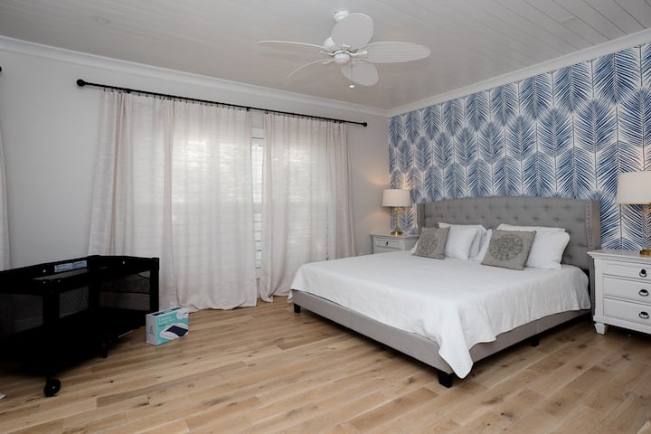 Dhoma e gjumit 1 - Dhoma e madhe e gjumit "King" në katin kryesor - Bëj gati valixhet dhe luaj dhe hidhe në erë krevatin për foshnja në dollap