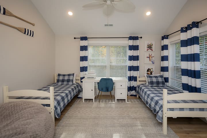 Dhomë gjumi 3 - 2 binjakë, 1 mbretëreshë dhe hapësirë pune