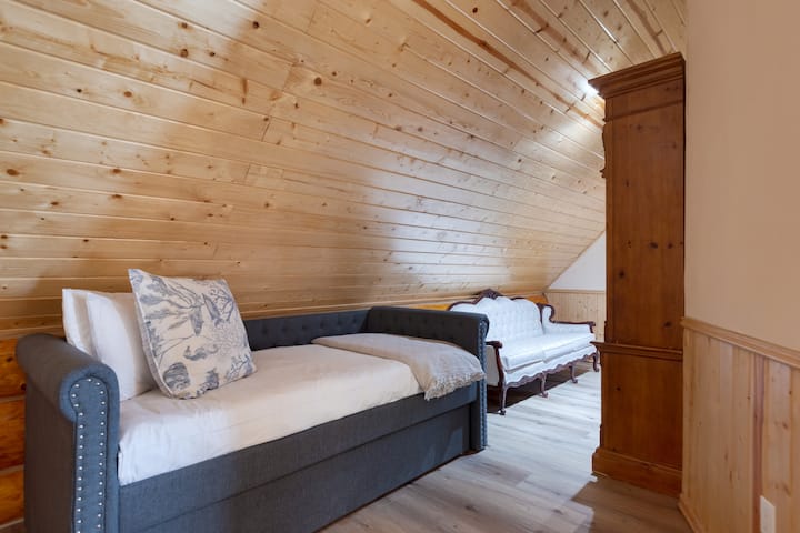 U potkrovlju izvan spavaće sobe nalaze se dva odvojena kreveta, svaki s ručkom na izvlačenje za dvije osobe.