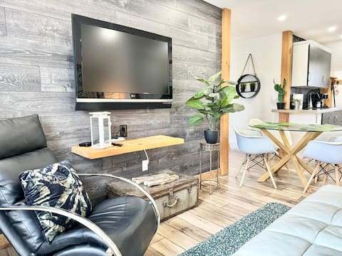 Le Wolfe\ 2 Bedrooms\ 2 min Falls \ Free Parking