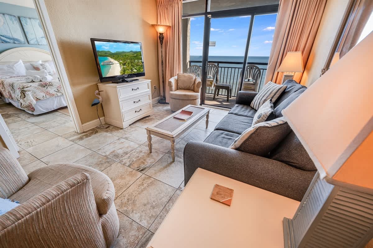 Stunning Views 2BR Oceanfront, Beach Cove & Pools