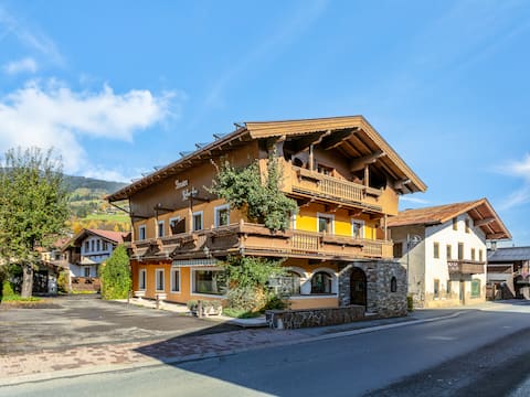 Charming Guesthouse, Central, 270m to Ski Bus