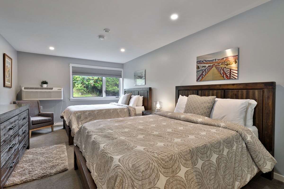 Овој удобен гарсониера во Killington Center Inn & Suites има два брачни кревета.