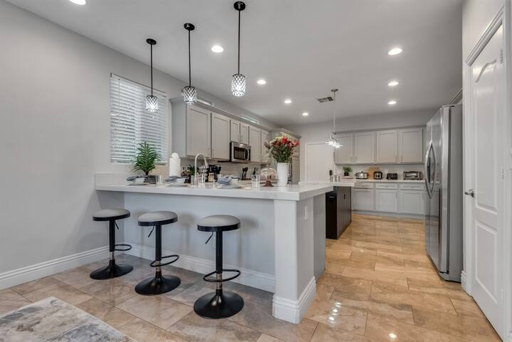 Las Vegas Luxury Villa: Pool, Hot Tub & Games gallery image 4