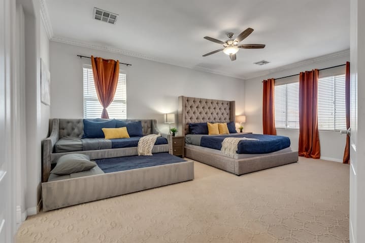 Las Vegas Luxury Villa: Pool, Hot Tub & Games gallery image 5