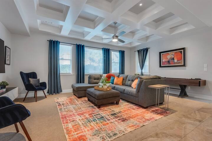 Las Vegas Luxury Villa: Pool, Hot Tub & Games gallery image 3