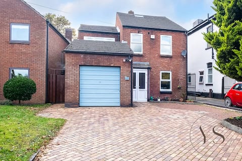 4-Bed Home w/ Netflix, Games & Jacuzzi