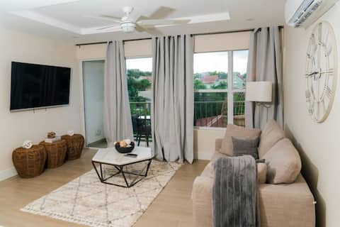 Lou Lou's Cozy Hideaway - Steps from the beach