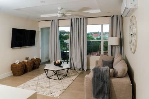 Lou Lou's Cozy Hideaway - Steps from the beach