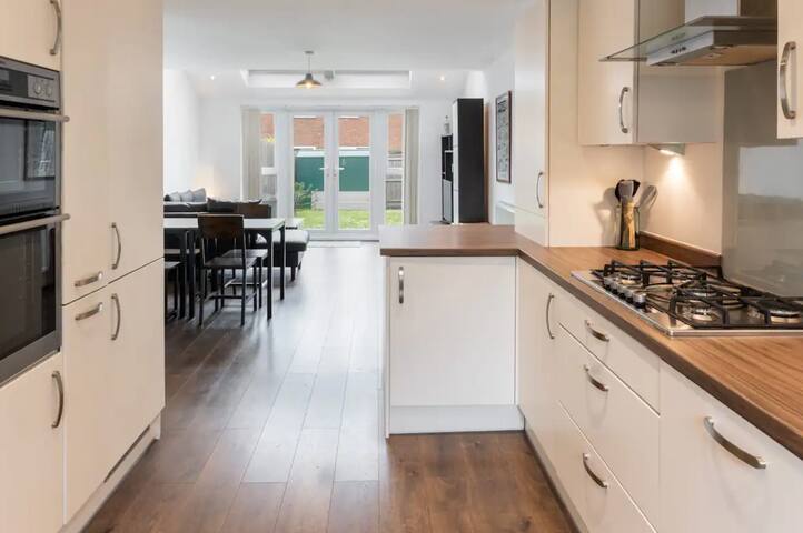 Stunning 3 Bedroom House with parking and garden gallery image 3