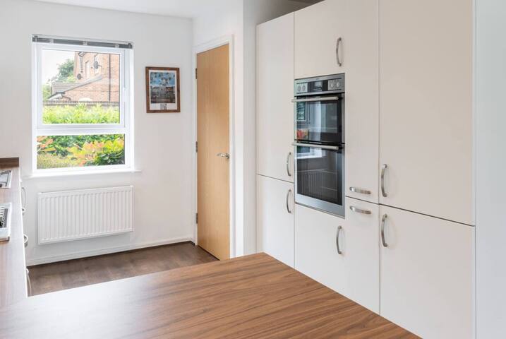 Stunning 3 Bedroom House with parking and garden gallery image 5