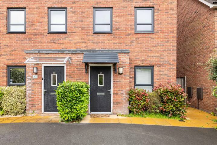 Stunning 3 Bedroom House with parking and garden gallery image 2