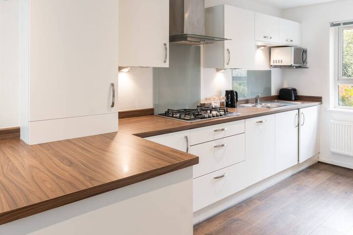 Stunning 3 Bedroom House with parking and garden gallery image 4