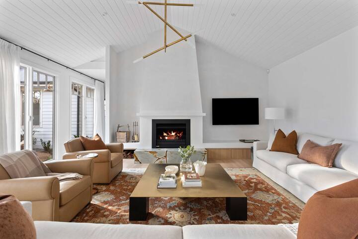 Muskoka, Luxe Retreat with Pool, Spa & Fire Pit gallery image 4