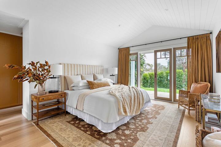 Muskoka, Luxe Retreat with Pool, Spa & Fire Pit gallery image 5