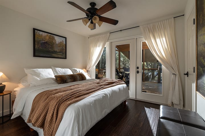 מיטת הקינג סייז של הבקתה מציעה לא רק נוחות מפוארת, אלא גם גישה ישירה למרפסת המוקרנת. להתעורר לאוויר צח ולצלילי הטבע, לצאת החוצה לבוקר שקט מבלי לעזוב את הנוחות הנעימה של החדר שלכם.