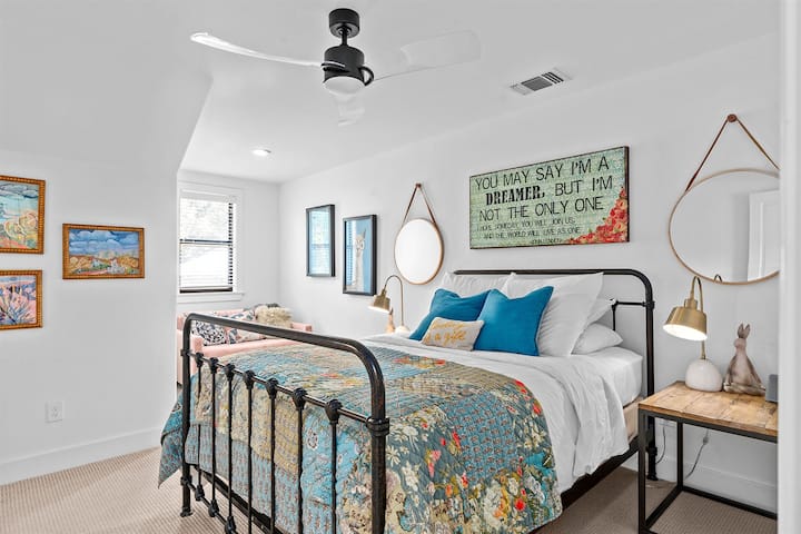 חדר השינה קווין למעלה מספק מרחב נוח ונוח, עם נוחות נוספת של מיטה זוגית נפתחת לאורחים נוספים. 