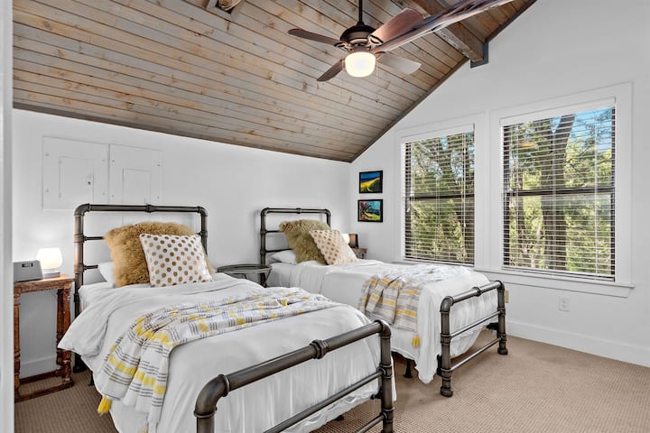 חדר השינה המקסים עם שתי מיטות נפרדות מציע חלל נעים ומזמין, מושלם לילדים או לאורחים נוספים.