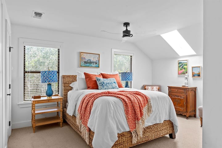 חדר השינה בקומה העליונה מציע מקום מפלט נעים עם חדר רחצה צמוד פרטי משלו, המספק נוחות ונוחות לאורחים המחפשים מפלט שליו.