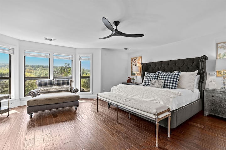 להתעורר לנופים עוצרי נשימה של העמק מחדר השינה הראשי, שבו חלונות גדולים מכניסים את היופי של הטבע פנימה. מקום מפלט יוקרתי זה מציע מפלט שליו עם מצעי קטיפה ונופים של הגבעות המתגלגלות שמעבר