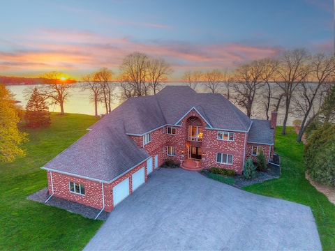 Lakeside Lux of Oshkosh- Lake/Games/10beds/Luxury