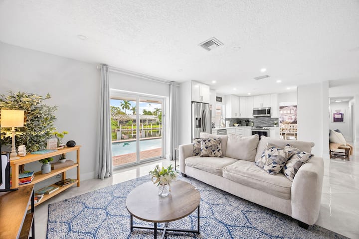 Obývačka: Svetlý a vzdušný priestor s výhľadom na bazén, ideálny na relaxáciu a zábavné stretnutia!