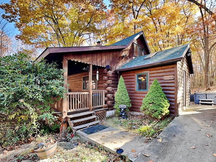 Cozy Cabin | Hot Tub, Fire Pit, Game Room - Oakland, MD