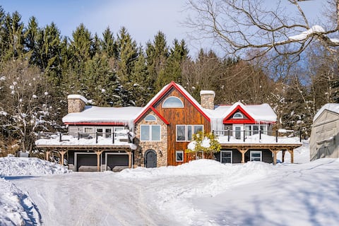 Luxury Log Chalet w/ Hot Tub & Hill Views