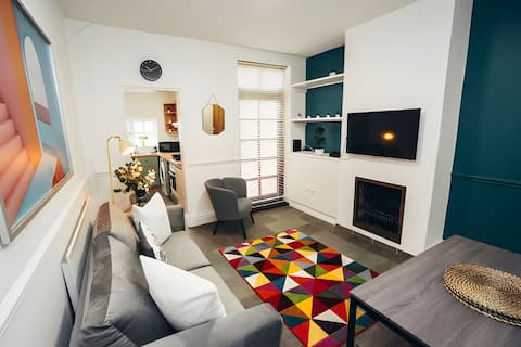 4BR House in Central Derby with Parking & WiFi