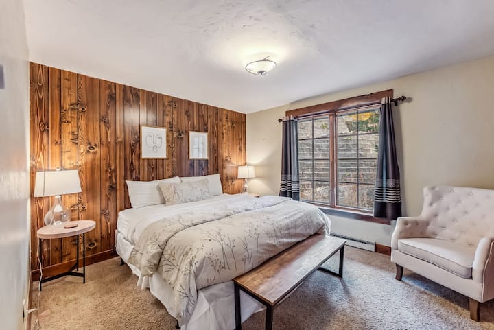 Dormitorio 3: cama tamaño king, silla, armario grande, piso medio.
