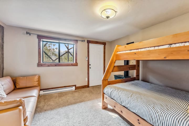 Dormitorio 5:  litera doble, sofá de cuero, chimenea, vistas a la montaña, planta baja
