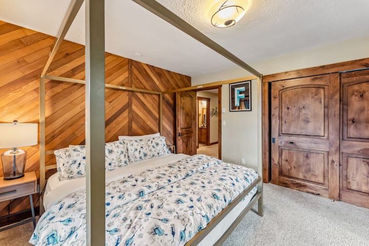 Dormitorio 1: dormitorio principal, cama king, tocador, TV Roku de 32pulgadas, balcón privado, vistas a la montaña, piso medio
