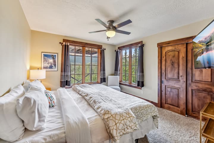 Dormitorio 2: cama tamaño king, TV de 46pulgadas, armario, vistas a la montaña, piso medio
