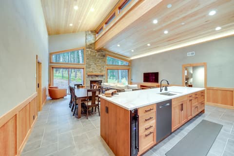 Luxe Valley Home w/ Sauna & Hot Tub Near Mazama