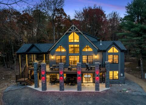"Light My Fire" 8 Bedroom, Hot Tub, Firepit, Sauna